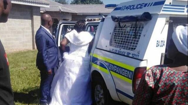 Dispersan boda en Sudáfrica por violar reglas de distanciamiento social.