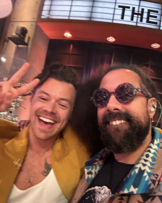 Harry Styles con Reggie Watts a quien confundieron con Javier Ibarreche