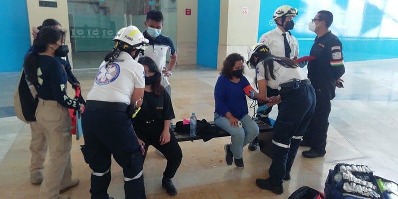 Lesionadas por caída del plafón del techo de Cinemex en Puebla