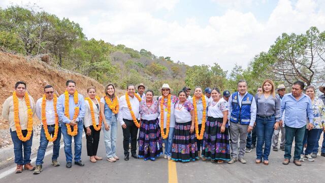 Evelyn Salgado entrega pavimentación de tramo del camino Santa Cruz - Yetlancingo
