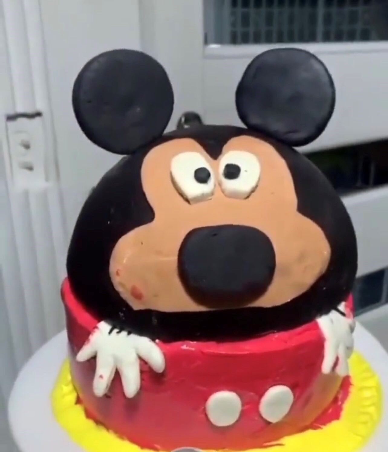 Pastel de Mickey que le entregaron a la familia