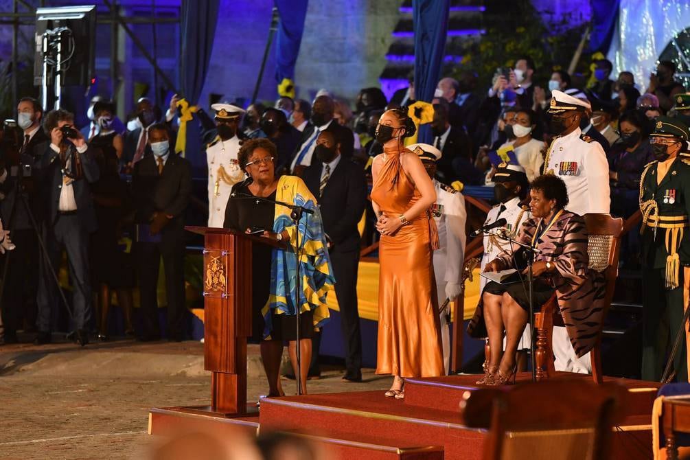 Rihanna es nombrada 'héroe nacional' en su natal Barbados