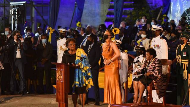 Rihanna es nombrada 'héroe nacional' en su natal Barbados