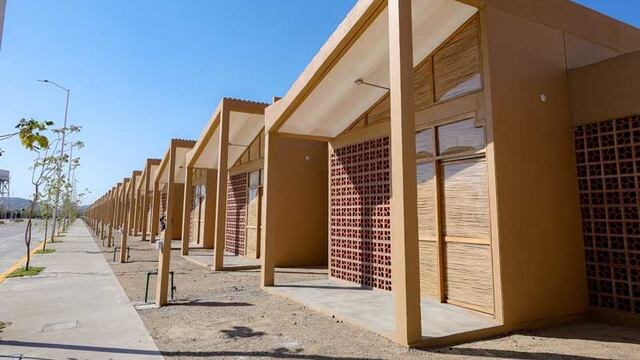 Gobierno de AMLO entrega viviendas a familias reubicadas por Corredor Transoceánico