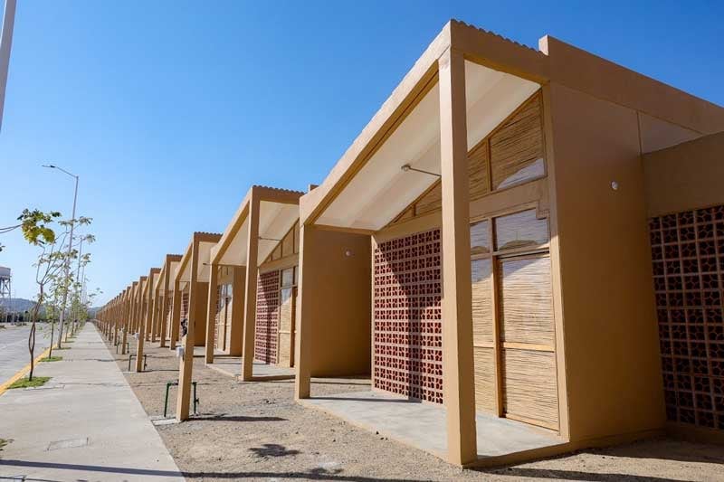 Gobierno de AMLO entrega viviendas a familias reubicadas por Corredor Transoceánico