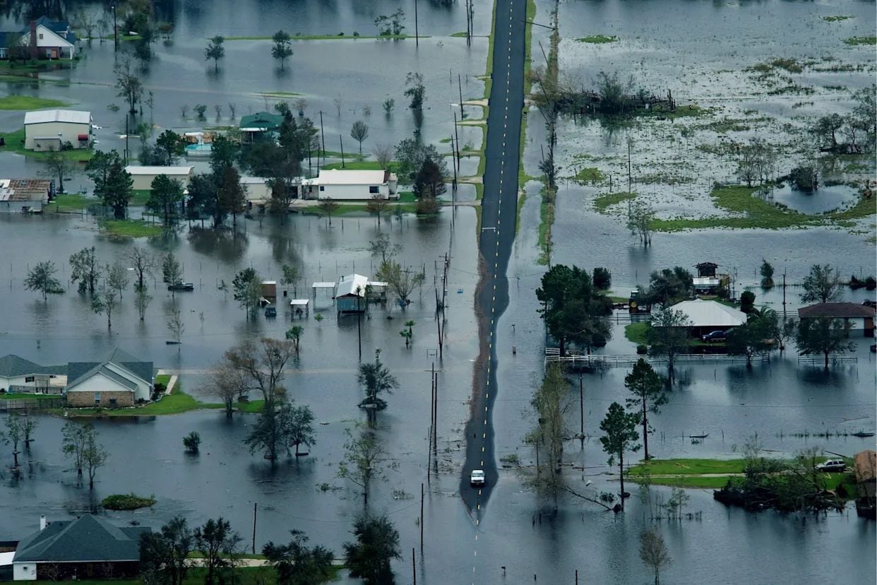 Inundaciones en Texas dejan 13 muertos y niñas desaparecidas.