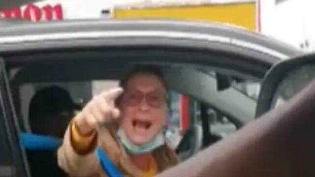 Mujer insultando a indigenas