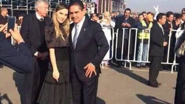 Belinda y Silvano Aureoles durante visita papal