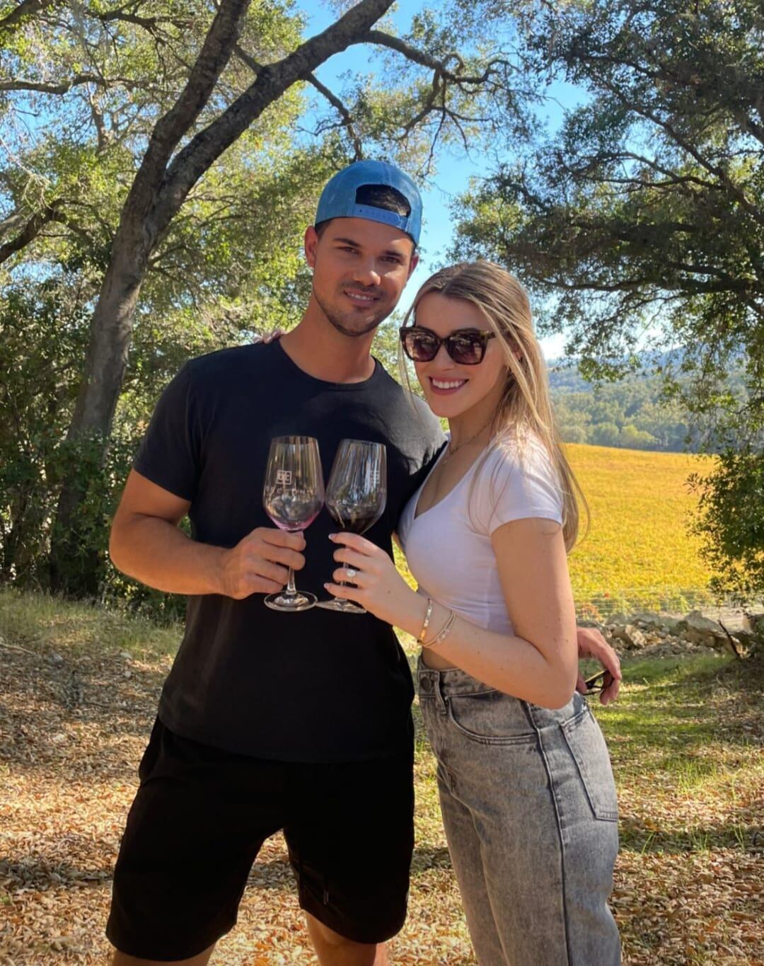 Taylor Lautner se compromete con su novia Tay Dome