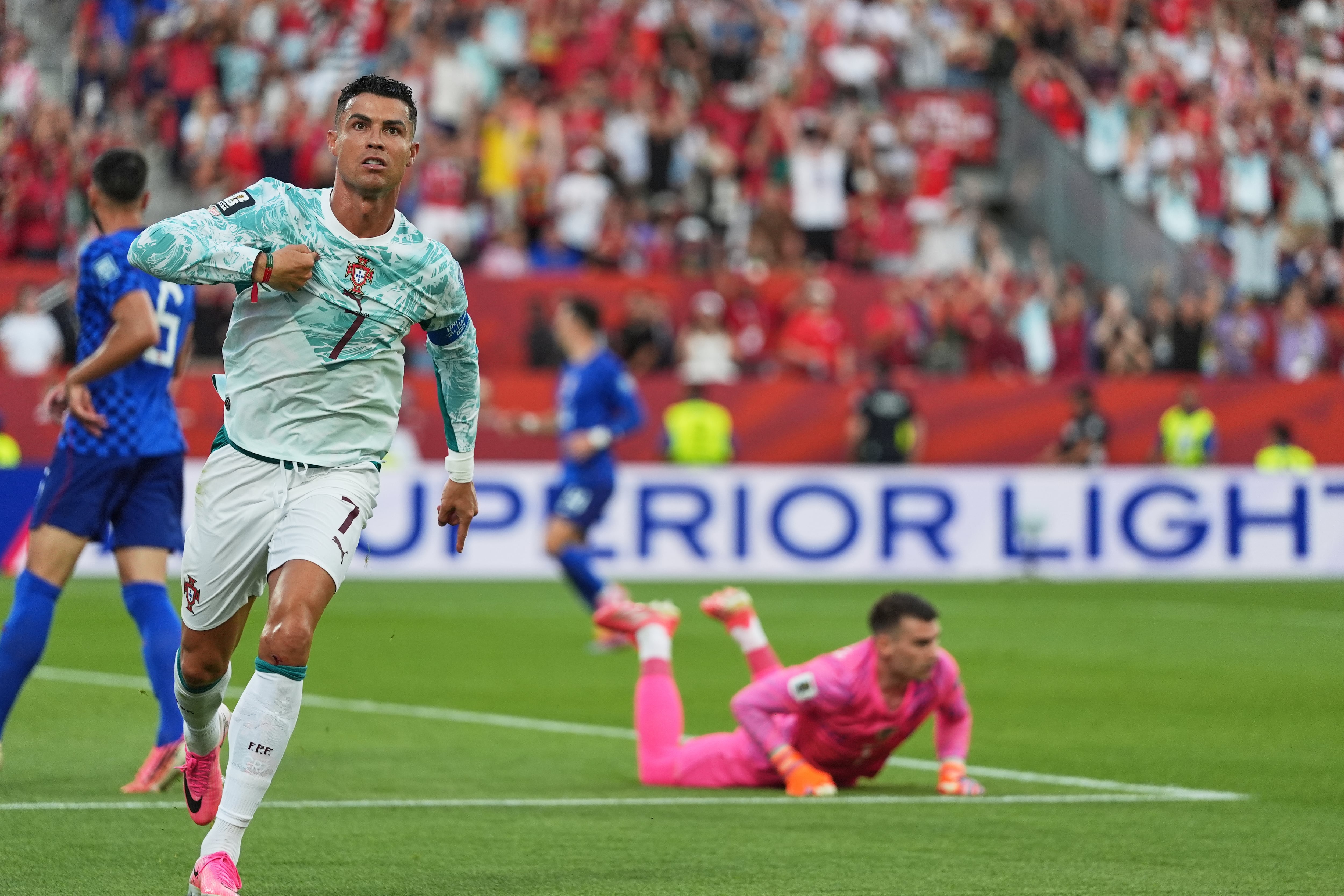 Cristiano Ronaldo festeja tras convertir un penal ante Croacia.