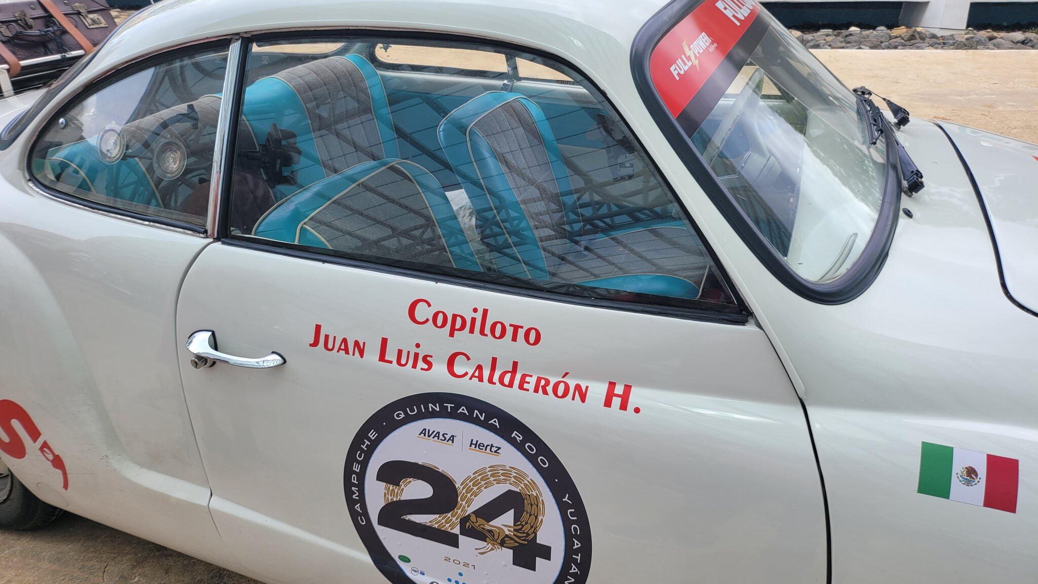 Volkswagen Karmann Ghia que conduce Felipe Calderón