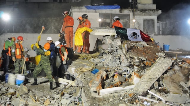 Labores de rescate en edificio colapsado tras sismo en la Ciudad de México