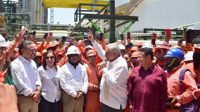 Octavio Romero, Rocío Nahle y Andrés Manuel López Obrador durante la visita a la refinería de Tula, Hudalgo, en la que se le construye una planta coquizadora que procesará combustóleo