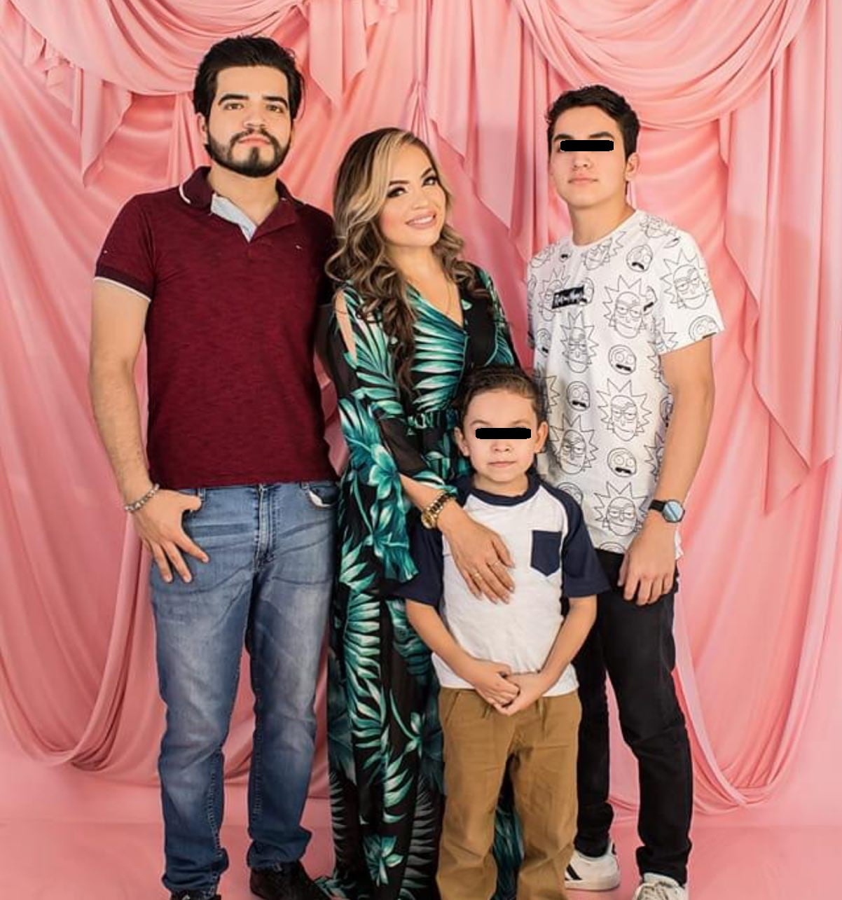 César Gástelum con su familia.