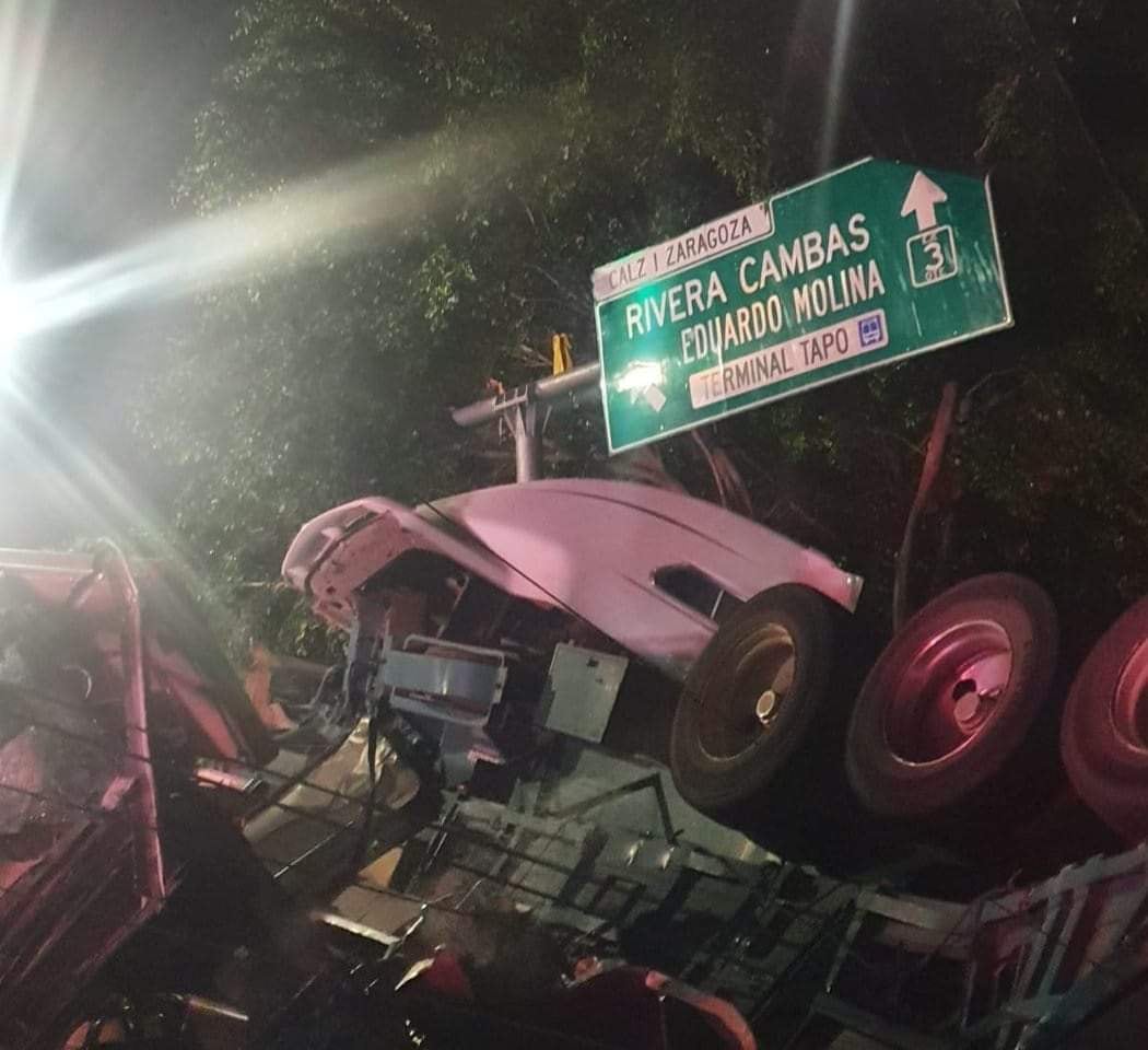 tráiler volcado de un puente de Venustiano Carranza de la CDMX/Twitter