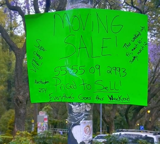 Mexicanos tumban letrero en inglés