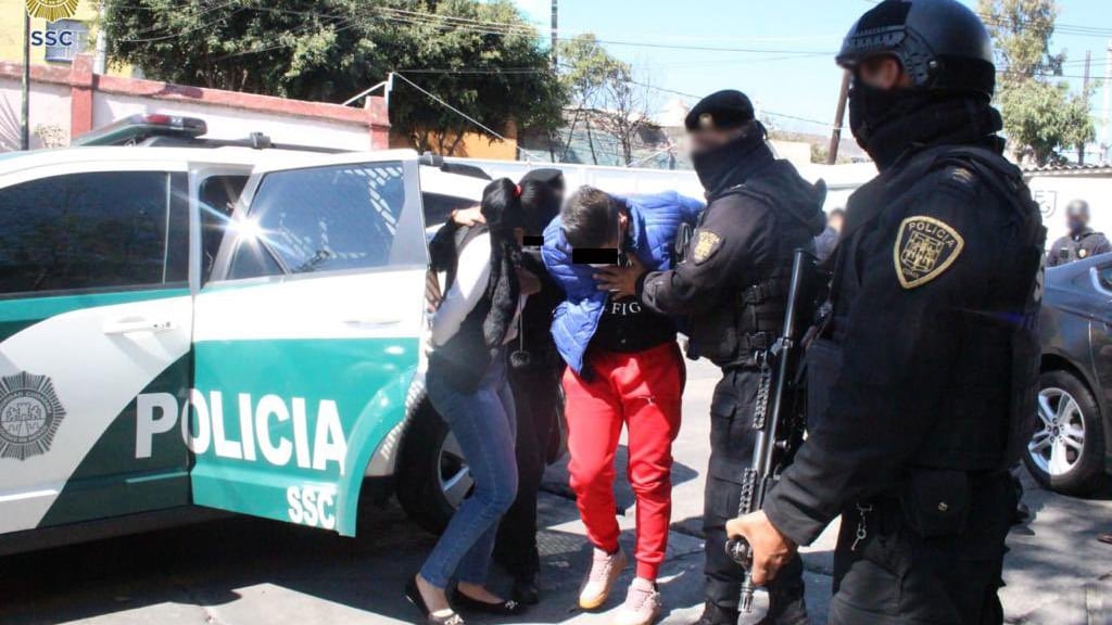 Detienen a pareja que vendía sanitizantes para secuestrar en CDMX