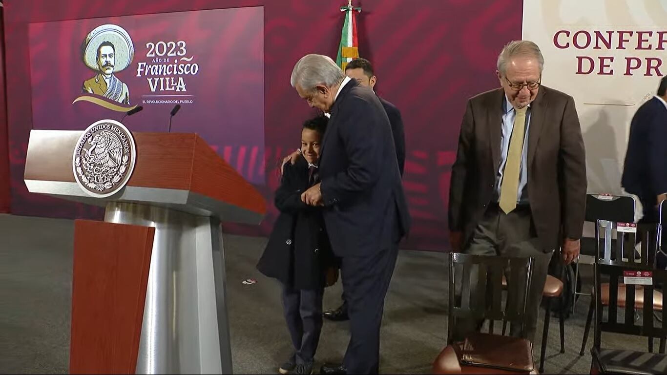 Hijo de Martí Batres saluda a AMLO