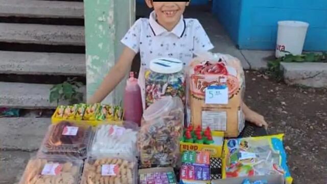 Niño vende dulces para comprar sus útiles escolares