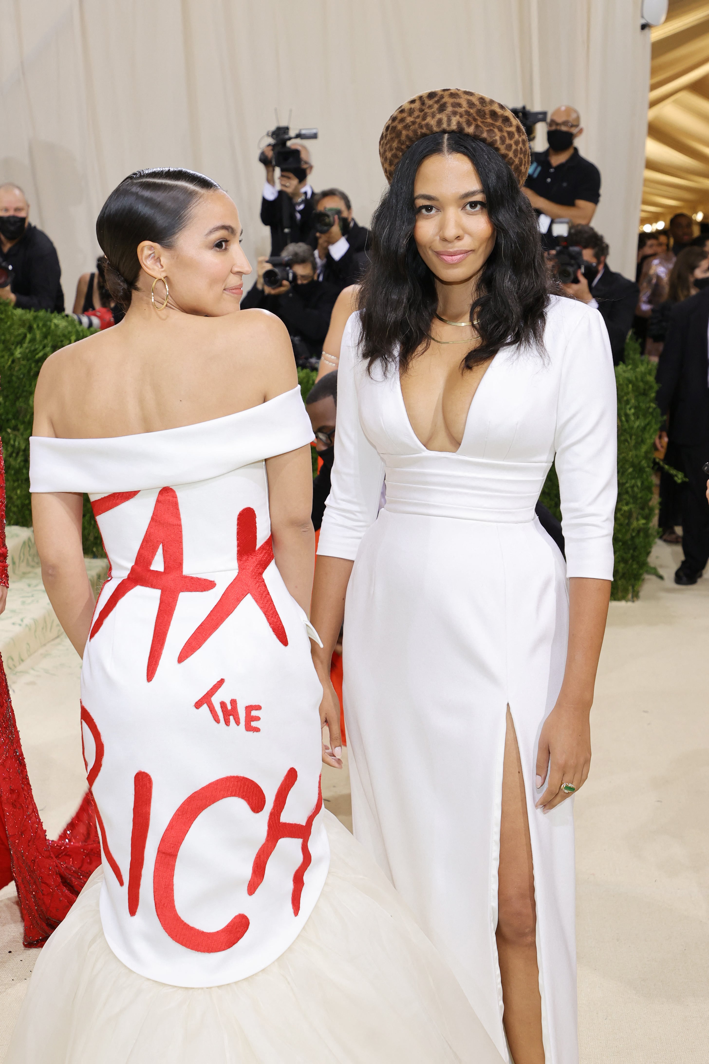 Alexandria Ocasio-Cortez y Aurora James, 2021 Met Gala (Photo by Mike Coppola / GETTY IMAGES NORTH AMERICA / Getty Images via AFP)
