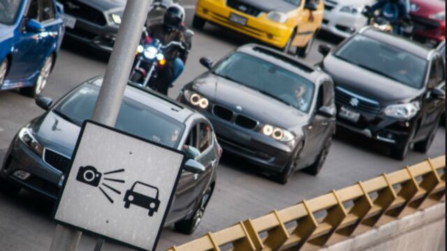 Fotografiar a quienes incurrieran en faltas al Reglamento de Tránsito y con esa evidencia imponer sanciones económicas.
