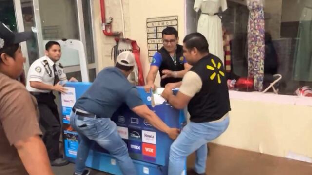 Pelea por una pantalla entre cliente y empleados en Walmart Campeche