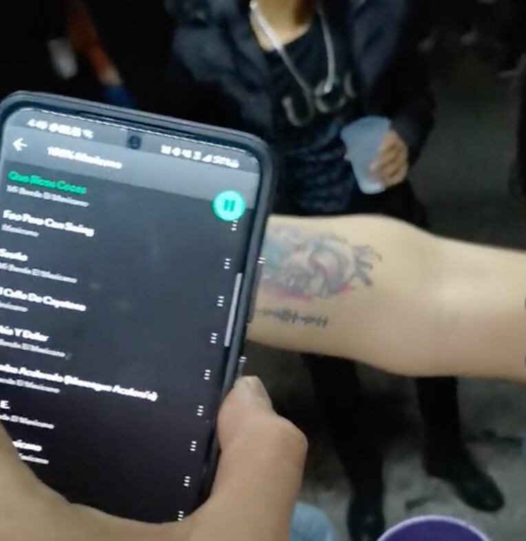 mujer se tatuó su playlist favorita de Spotify