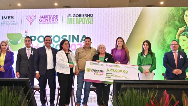 Ricardo Gallardo entrega reconocimiento Potosina del Año