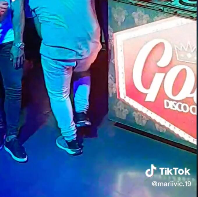 Acaba con el pantalón roto por bailar