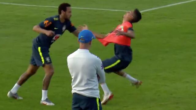 Neymar en su choque con Weverton.