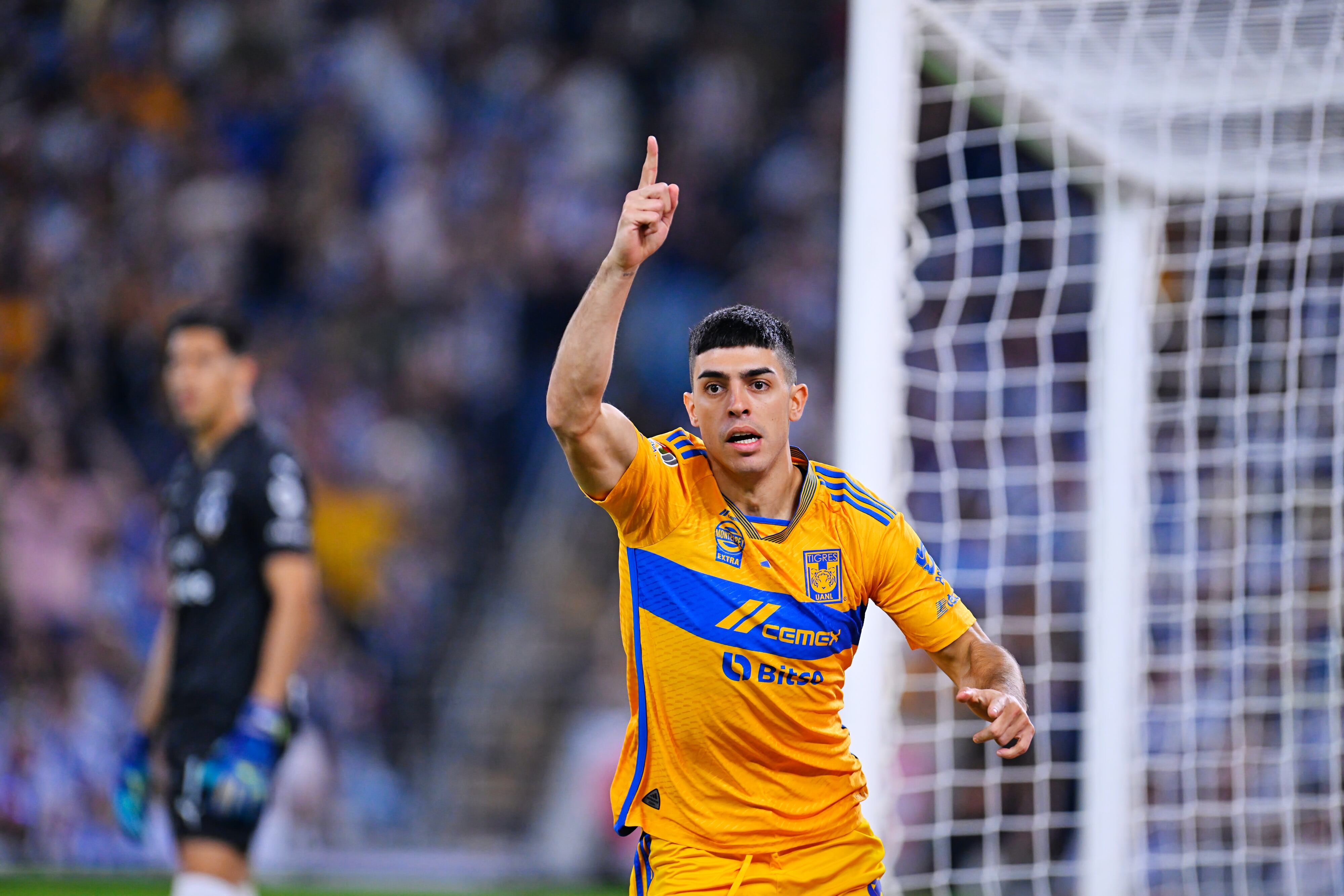 Brunetta celebrando su gol con Tigres
