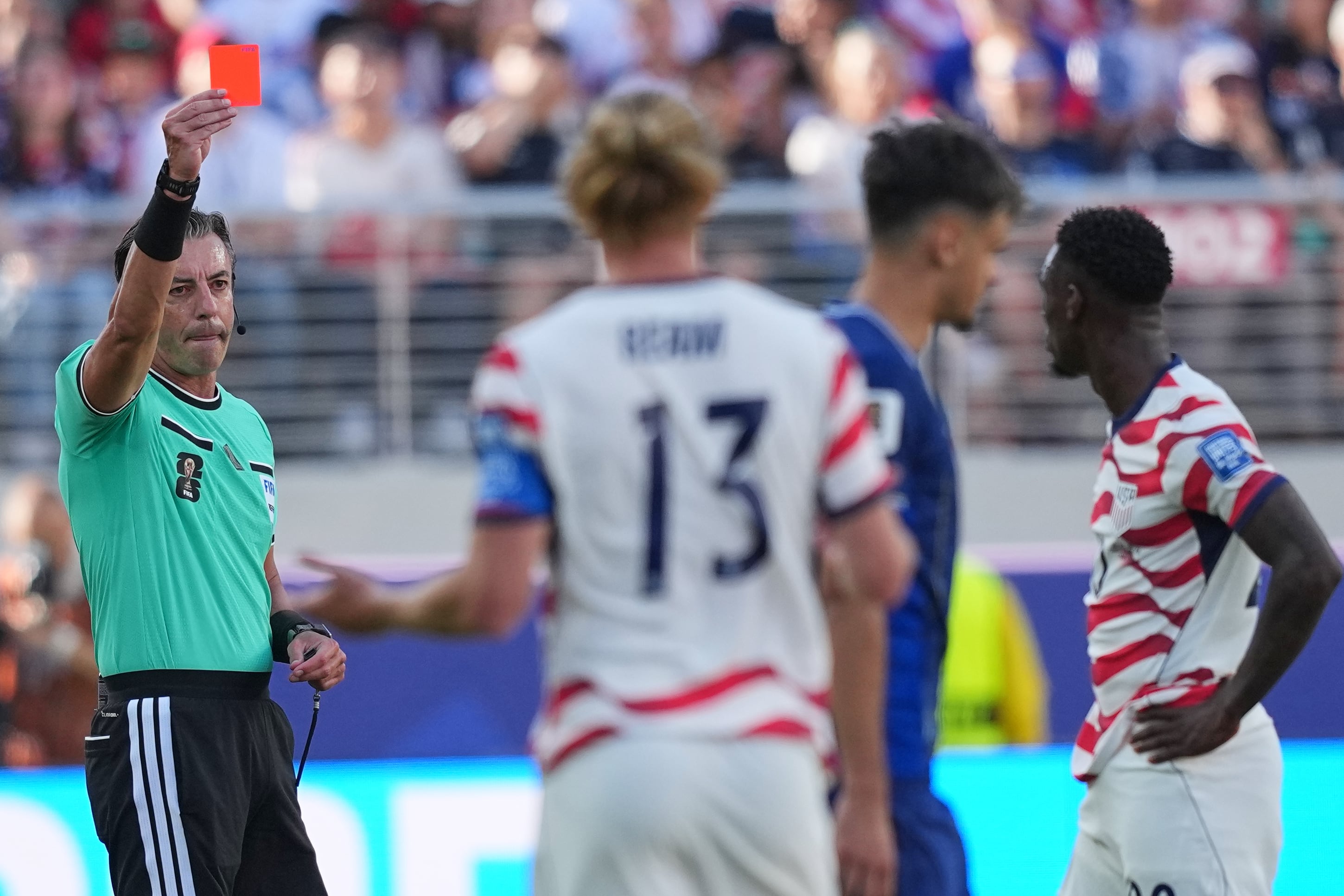 Bélgica explota contra la FIFA por revocar tarjeta roja a Folarin Balogun.