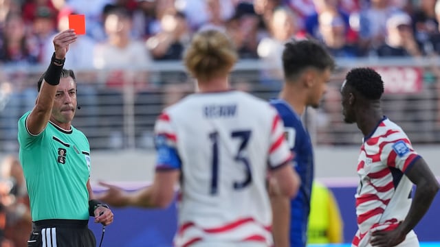 Bélgica explota contra la FIFA por revocar tarjeta roja a Folarin Balogun.