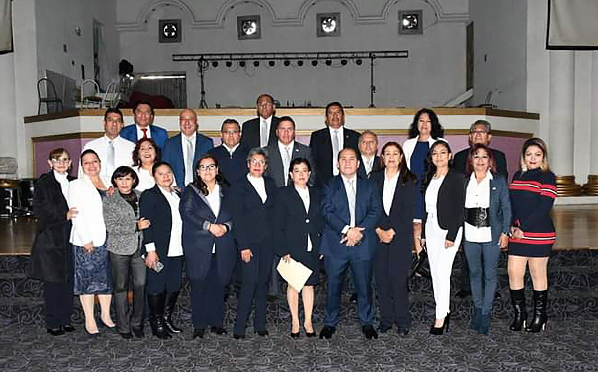 Jesús Rodríguez Méndez y a su izquierda Virginia Abundez y Selene Gabriela González