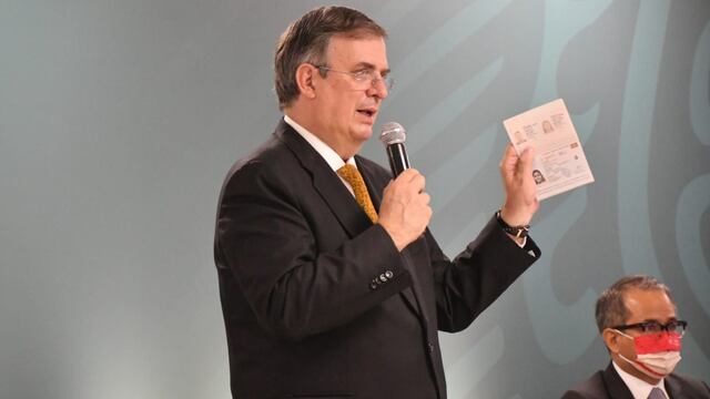 El titular de la SRE, Marcelo Ebrard, presentó el pasaporte electrónico.