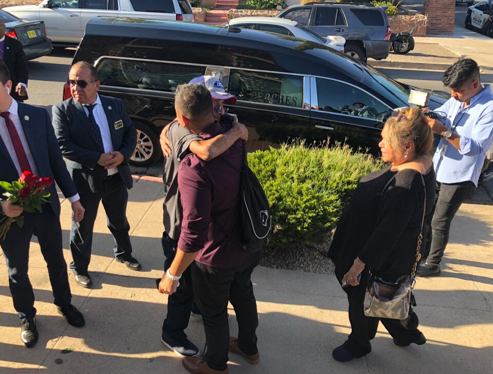 Antonio Basco en su arribo al Centro Religioso de La Paz para despedir a su esposa Marjorie Reckard.