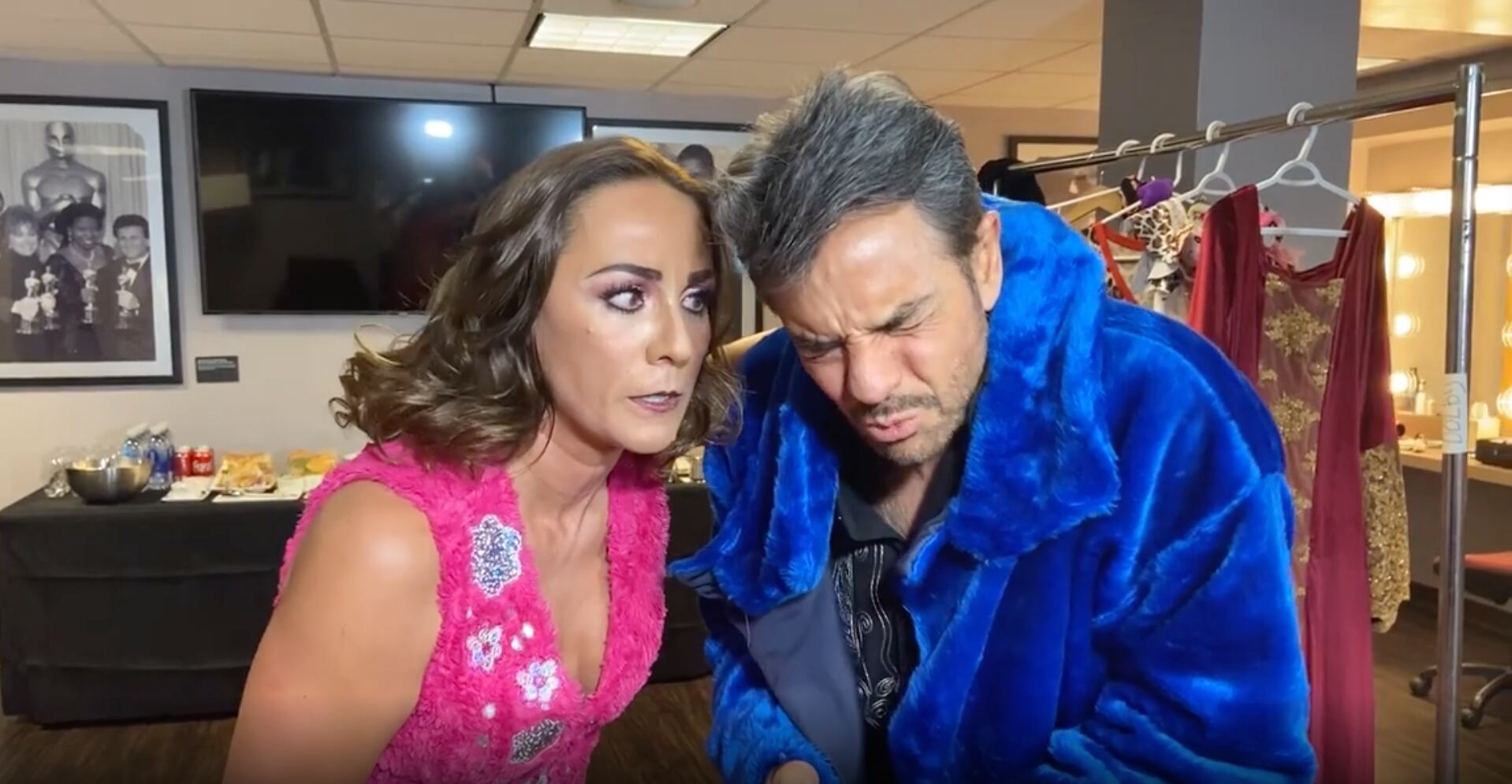 Los actores interpretan su propia versión de "Señorita"