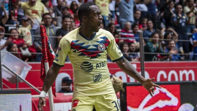Renato celebra un gol con América