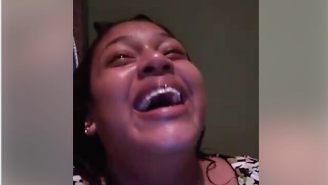 Se pone relajante anal.