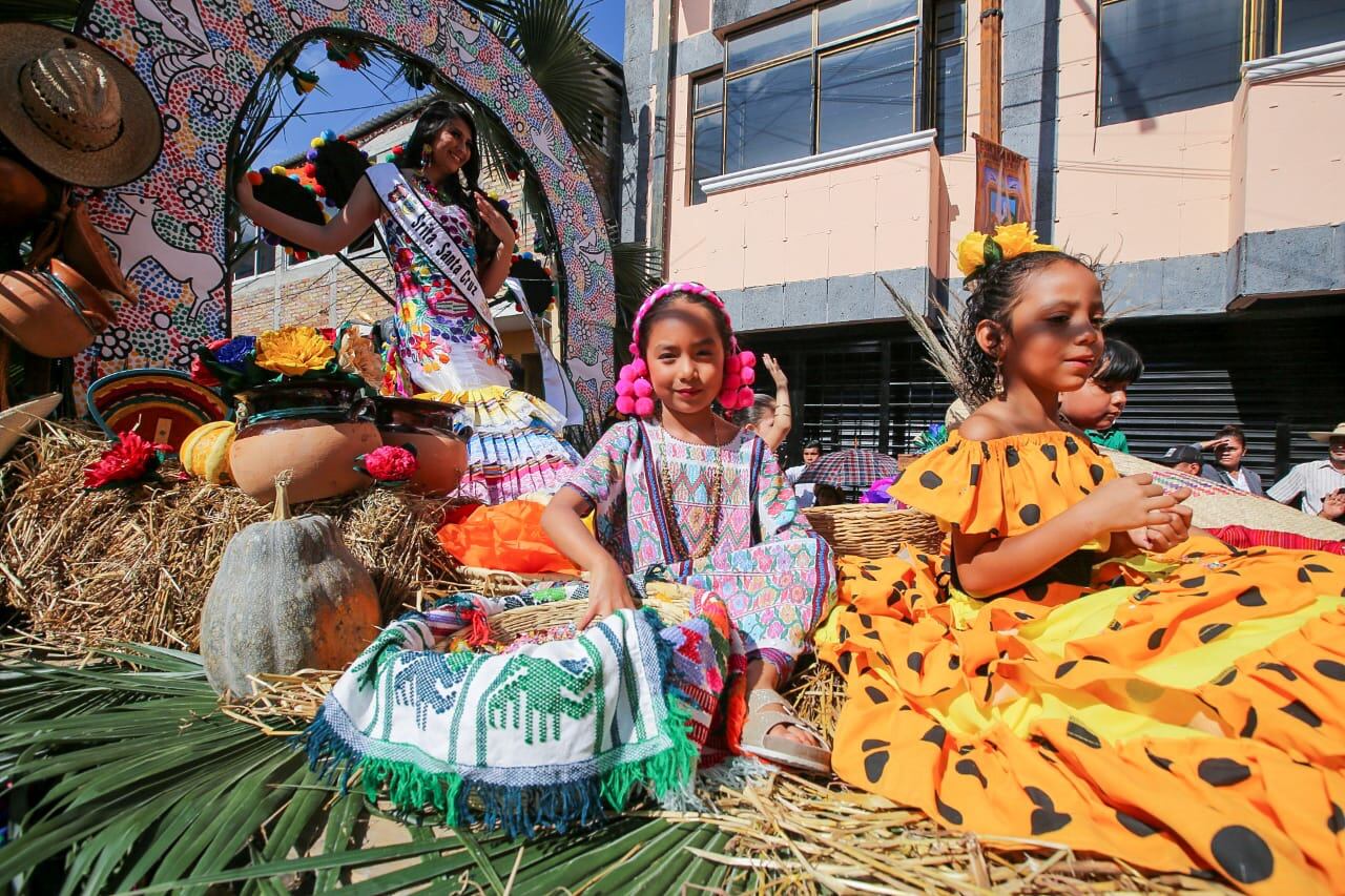 Durante el desfile se dejó ver la belleza de la tradición y la cultura guerrerense tanto en sus carros alegóricos, como en las vestimentas y arreglos florales.