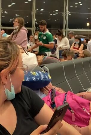Mujer encuentra al amor de su vida en el aeropuerto