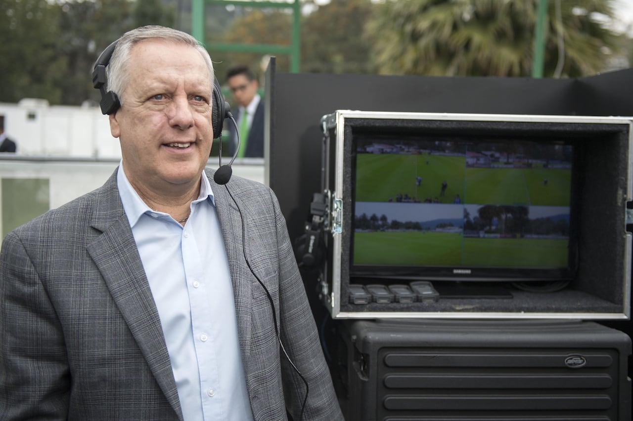 Brizio posa junto al VAR