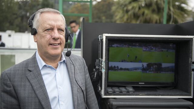 Brizio posa junto al VAR