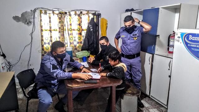 Comisaría de Santa Sylvina ayuda a niño a hacer su tarea
