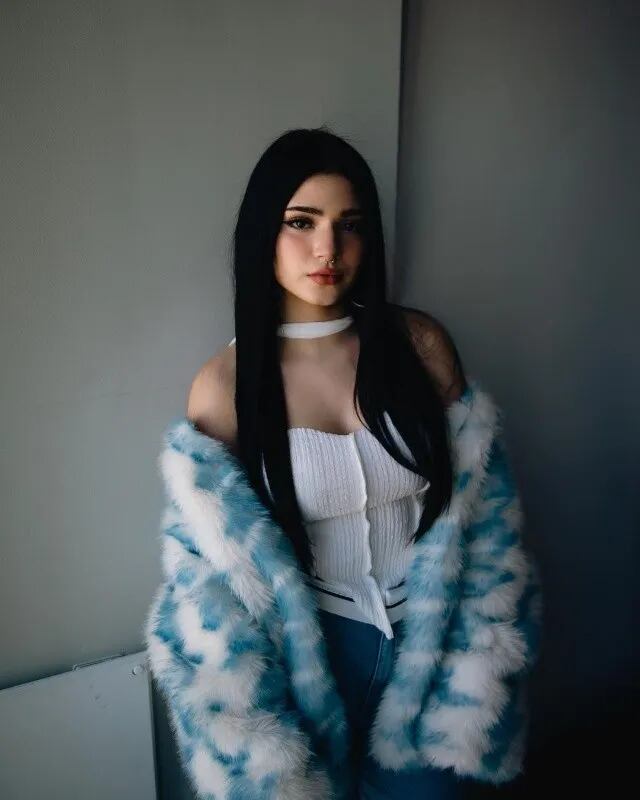 Karely Ruiz presenta a su hermana y ya la llaman cuñada; son prácticamente idénticas