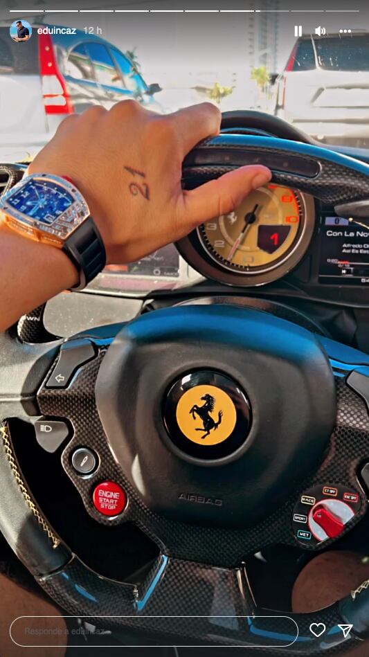 Eduin Caz maneja un Ferrari.