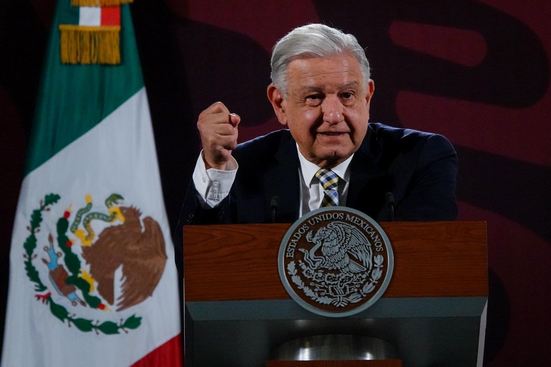 AMLO autodenomina como un presidente "naco, chinto y chairo"