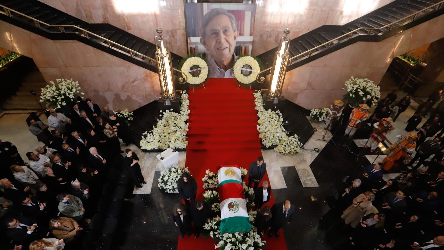 Banderas de México cubren el féretro de Cuauhtémoc Cárdenas en su homenaje en Bellas Artes