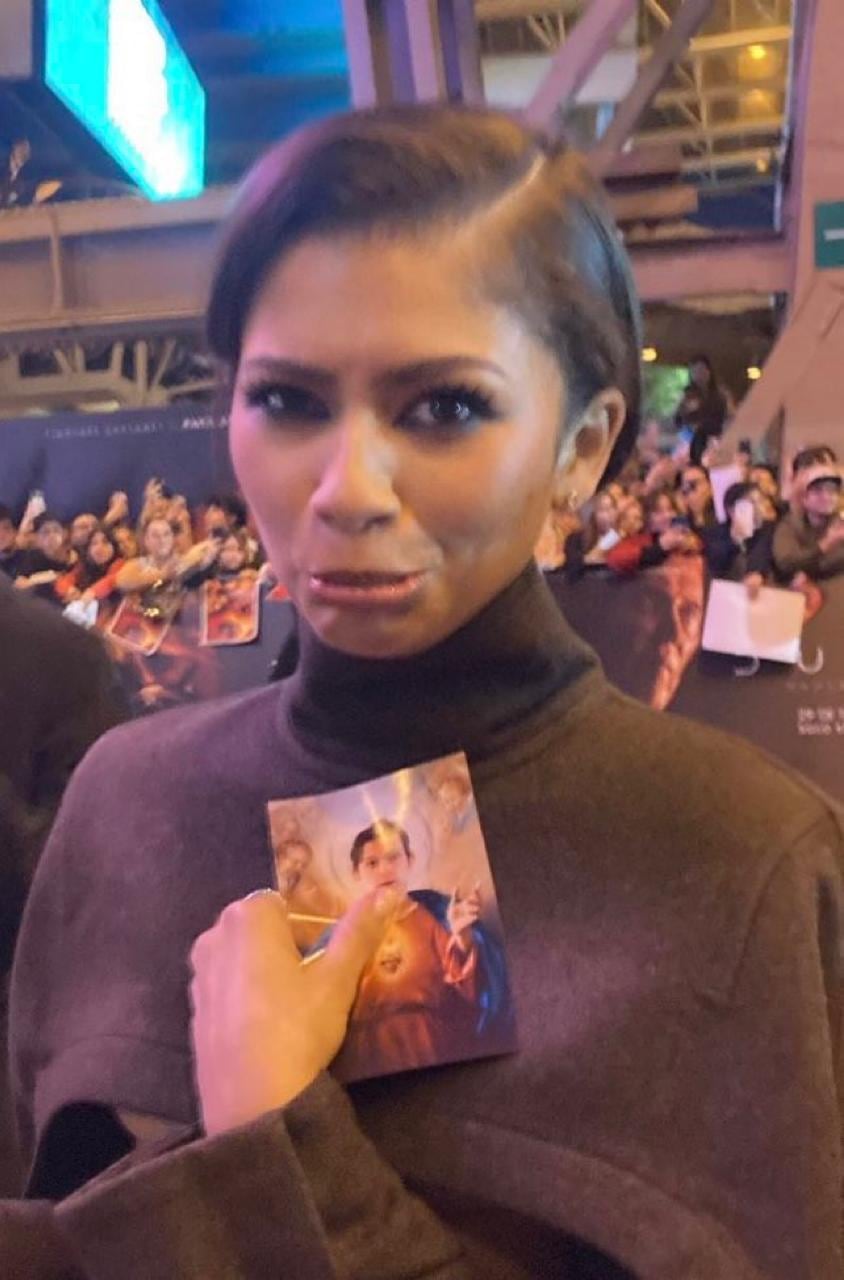Zendaya y su estampita del Santo Niño Tom Holland