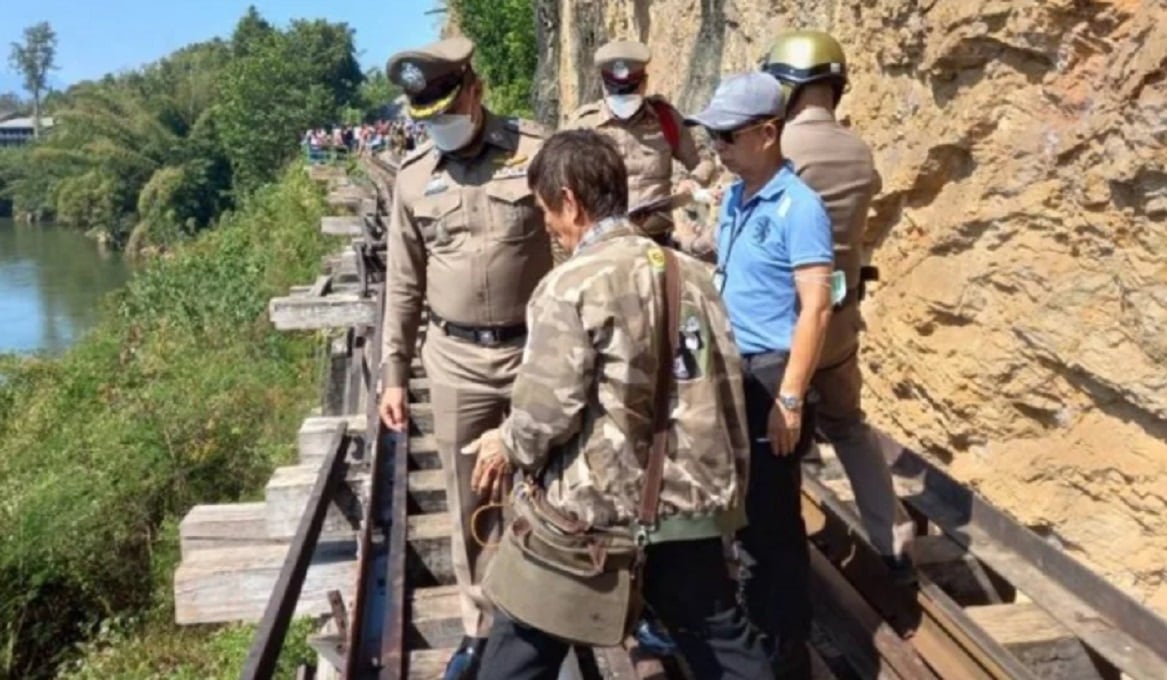 Cuerpos de rescate socorren a turista que cayó de tren